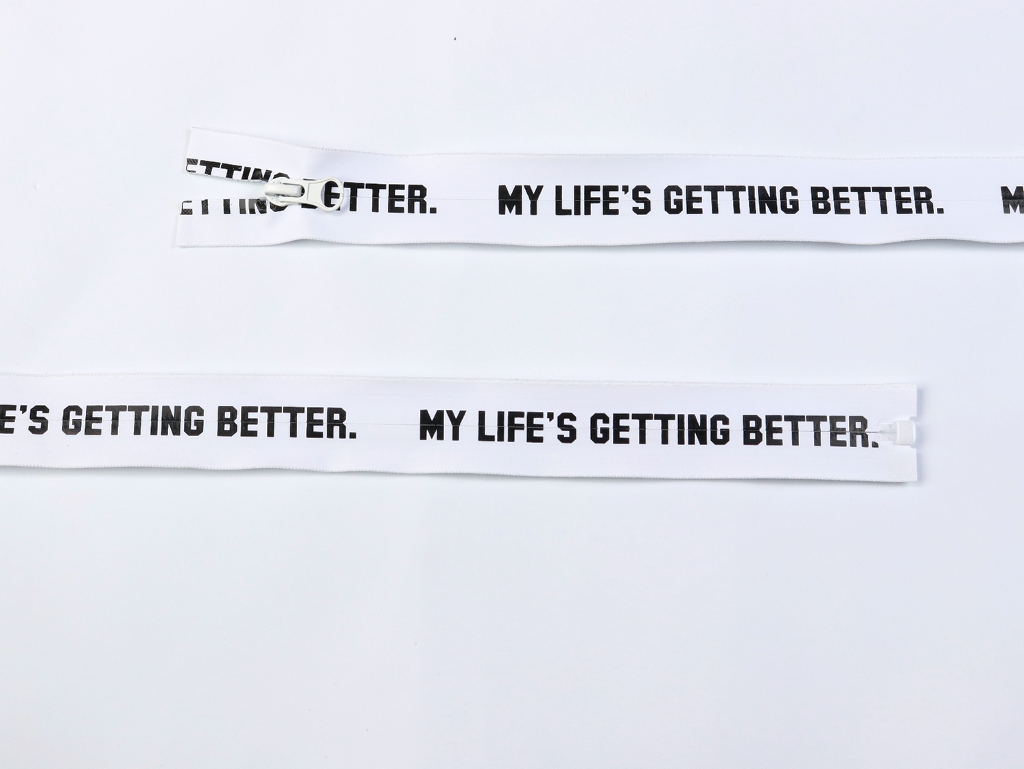 Reißverschluss teilbar 50cm Spirale Plastik WEIß mit Schriftzug MY LIFE`S GETTING BETTER