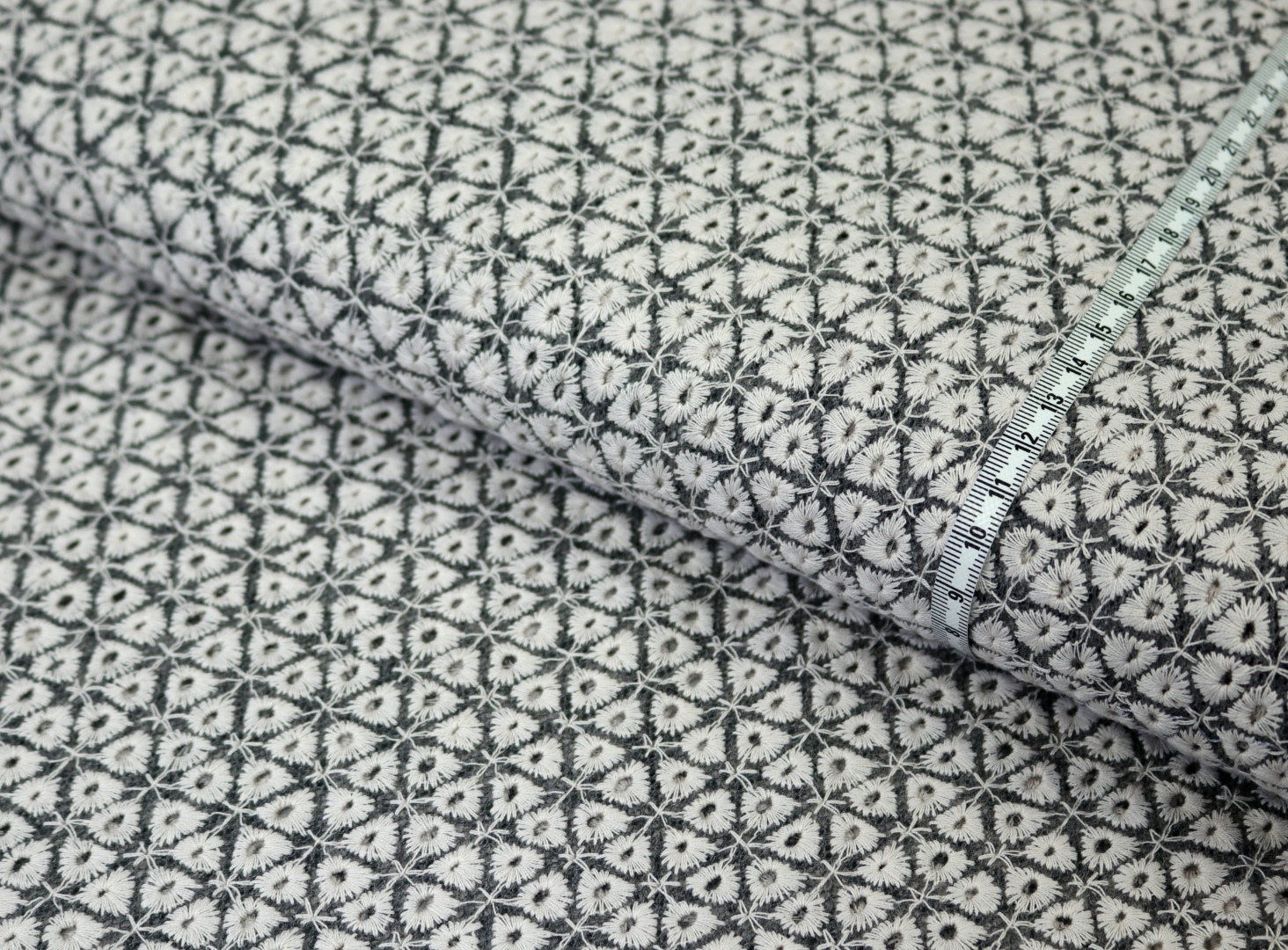 Baumwolle Stickerei Dreiecksblüten CREME auf GRAU