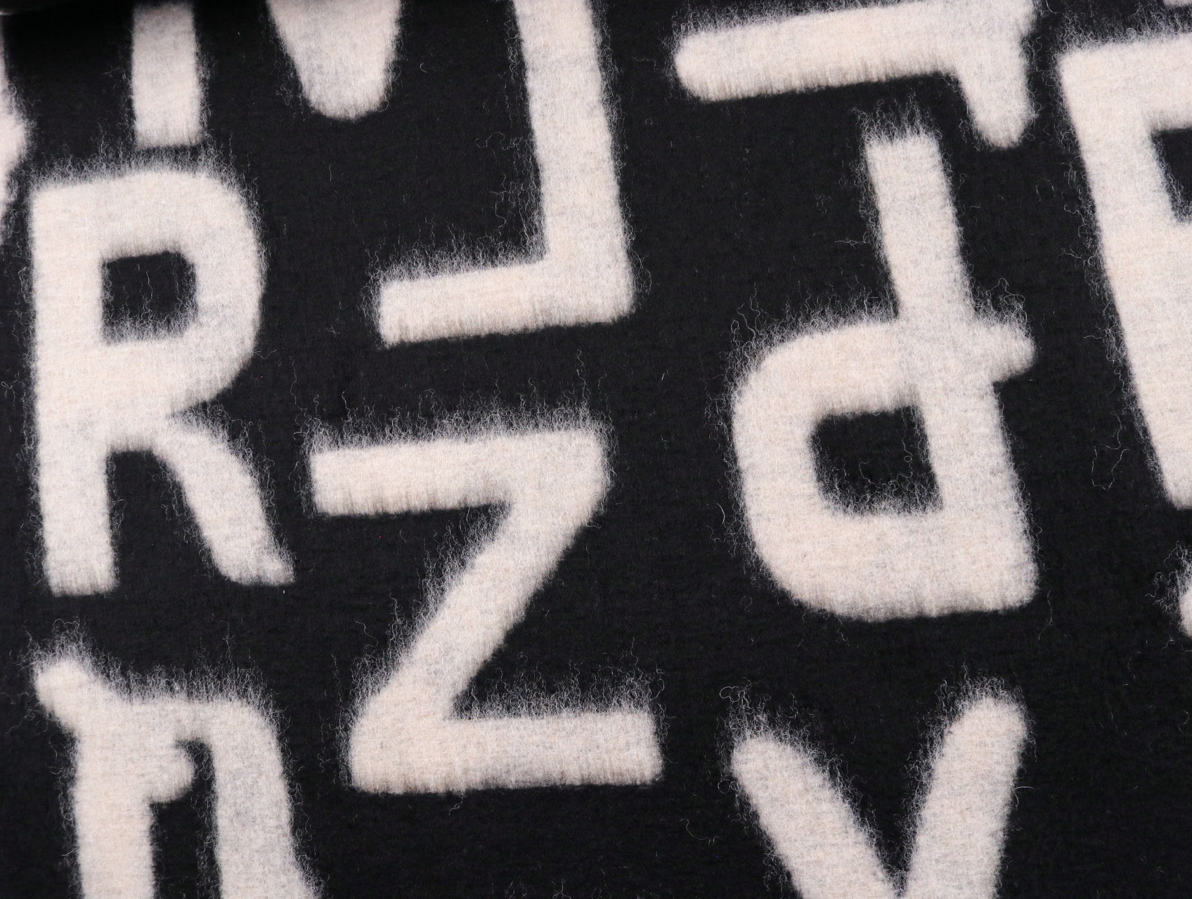 Wolle Jacken & Mantelstoff * Alphabet * großes Muster NATUR auf SCHWARZ