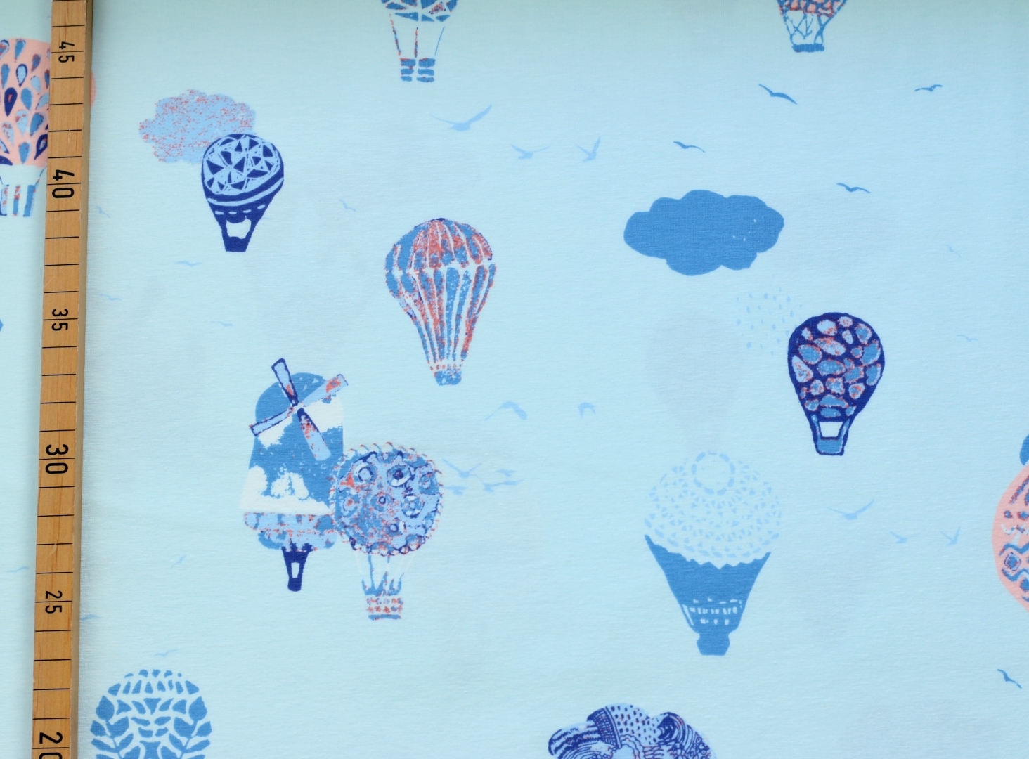 JERSEY ART GALLERY inblue Heißluftballons auf Pastellblau