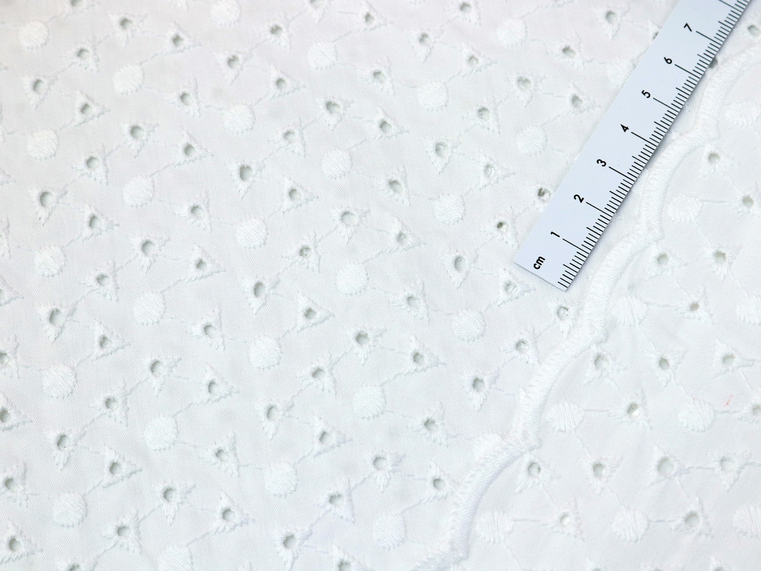 BAUMWOLLE Embroidery Stickerei Dreiecke beidseitige Bogenkante auf Weiß
